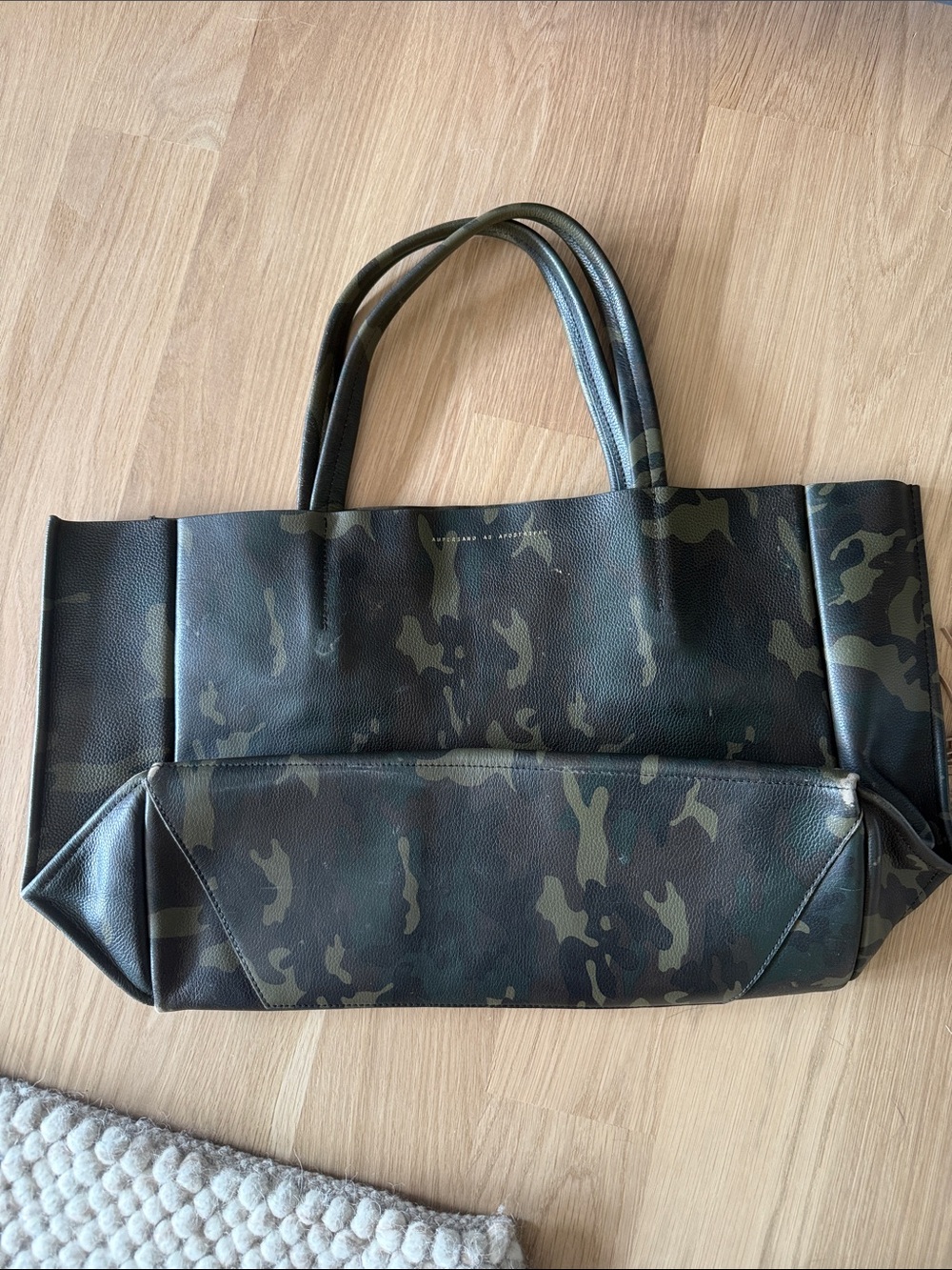 Ampersand as apostrophe Camouflage Leather large sideways Tote Bag - Green Camo